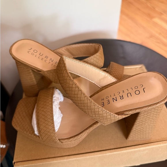 Brand new in box Journee Collection Women's Tan Heeled platform brown Sandals 7 - Picture 2 of 6